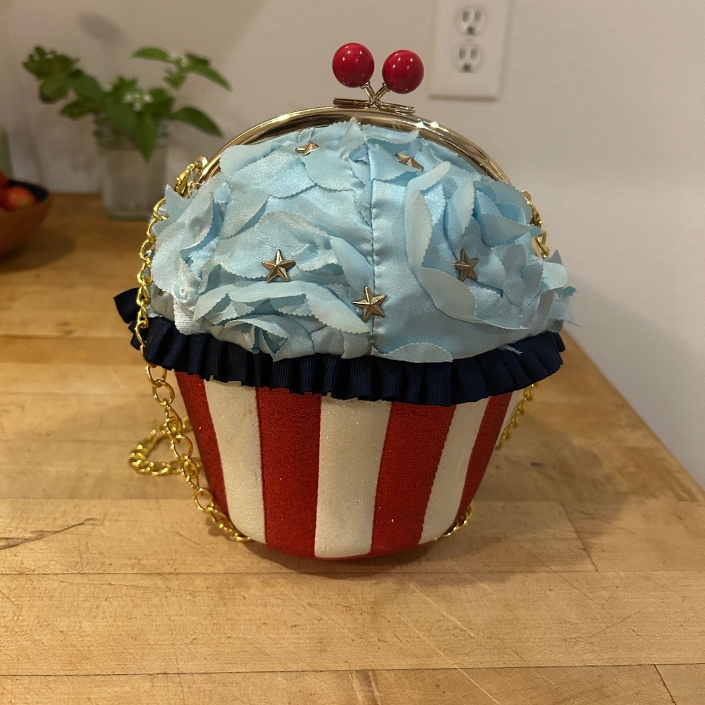 Rare Betsey Johnson American Cupcake Purse!